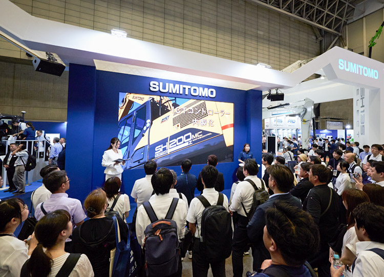 若手社員によるプレゼンテーション。新製品の魅力と当社の取り組み（先端技術）についての説明し、来場者から多くの注目を集めました。