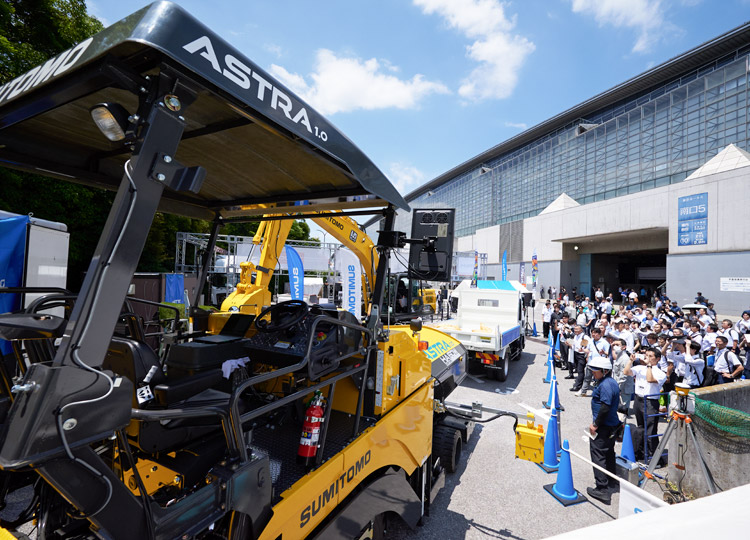 道路舗装現場の自動化構想は次のステップへ。連日猛暑でしたが、デモンストレーションは多くの見学者で賑わい期待の高さがうかがえました。